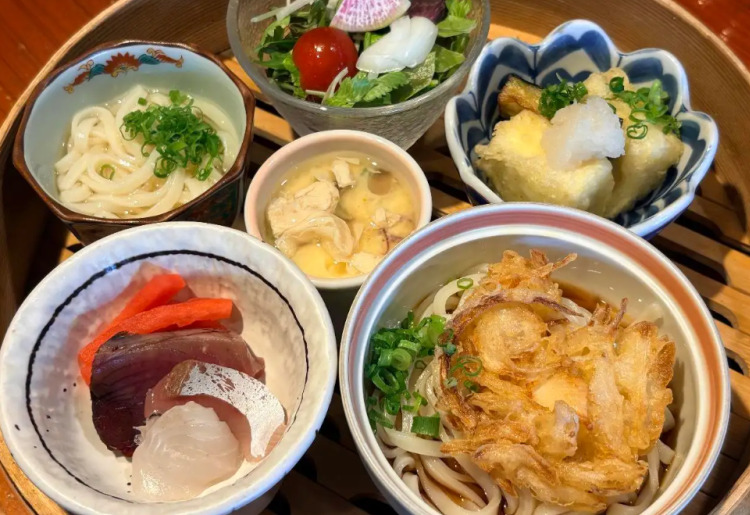 一汁三菜うどん膳(こちらのお膳にはご飯がついていません)